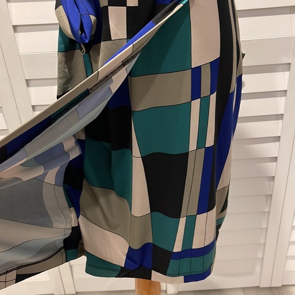 Oui Collection MIDI V-Neck MIDI Dress in an asymmetrical Print with Belt. - Picture 4 of 12